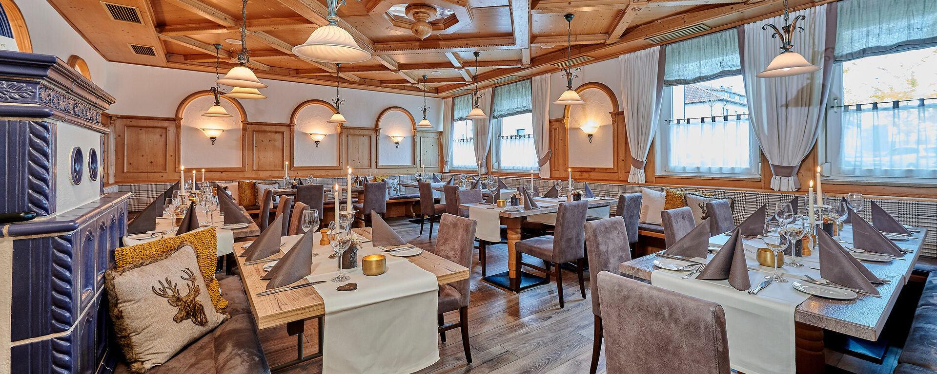 Eine rustikale Gaststube ist für das Esse vorbereitet