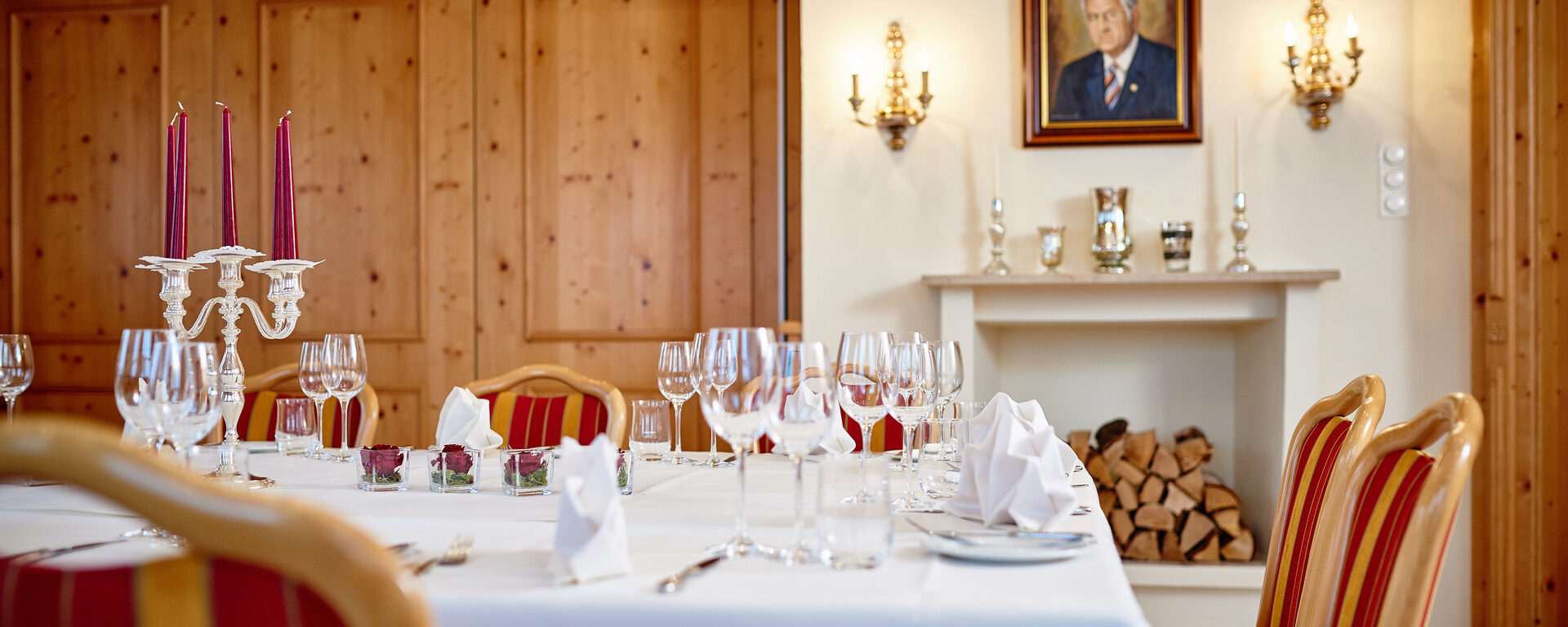 Ein Hochzeitstisch ist mit weißem Schmuck versehen